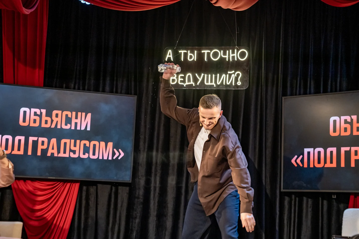 Арсений с микрофоном-гарнитурой в движении во время программы на сцене